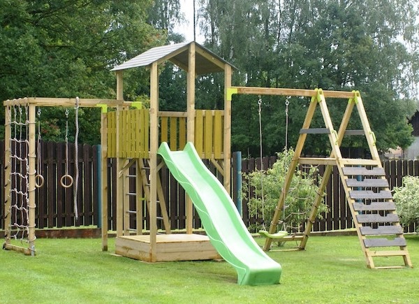 aire de jeux en bois pour les enfants